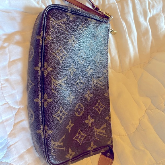 Louis Vuitton Handbags - Louis Vuitton Pochette